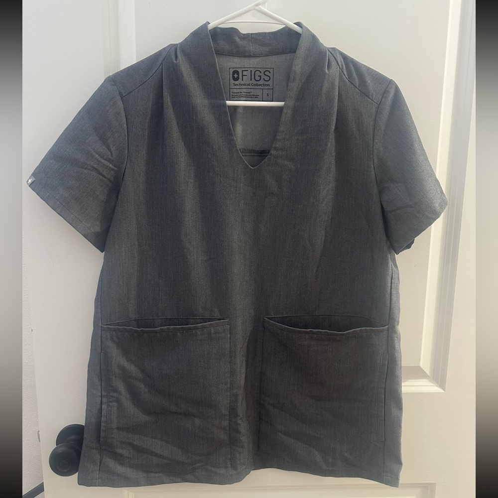 FIGS Graphite V Neck Scrub Top 4 Pocket Relaxed Fit Size Small EUC - Picture 2 of 7